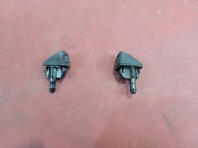 Форсунка омивача скла лобового, права KD4567510 MAZDA