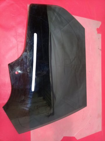 Скло заднє праве LR058833 LAND ROVER