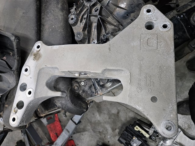 Балка кріплення коробки передач 22326795800 BMW