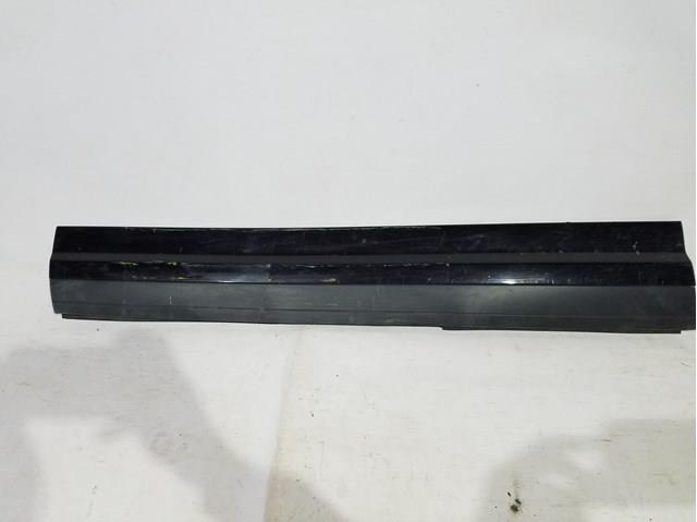 Накладка задніх лівих дверей, нижня 7P5837787 PORSCHE