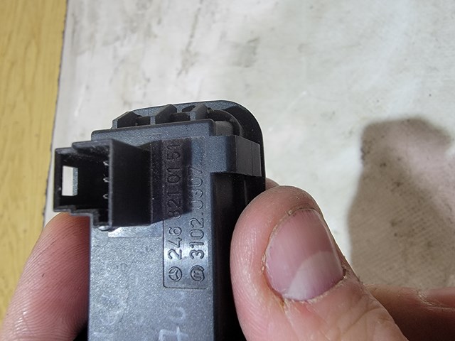 Кнопка приводу замка задніх 3/5 дверей (ляди) A2468210151 MERCEDES