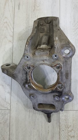 Кулак поворотний передній правий 68302928AC CHRYSLER