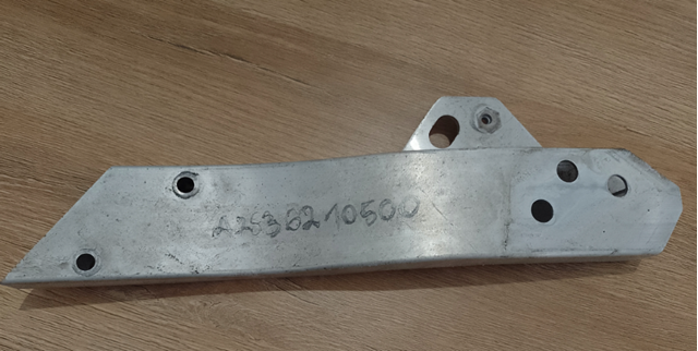 Кронштейн супорта радіатора, верхній A2536210400 MERCEDES