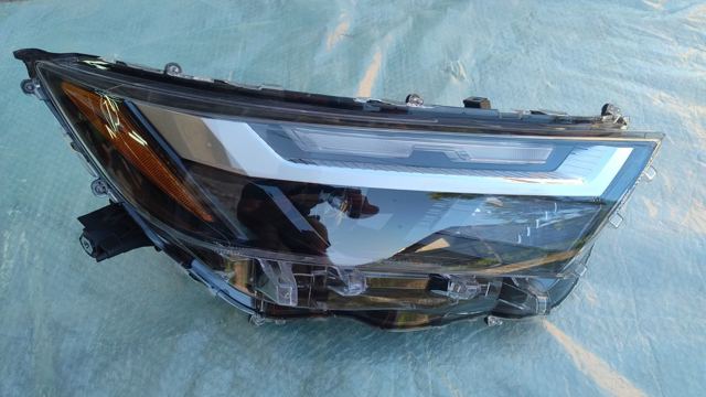 Фара правая 811100R350 TOYOTA