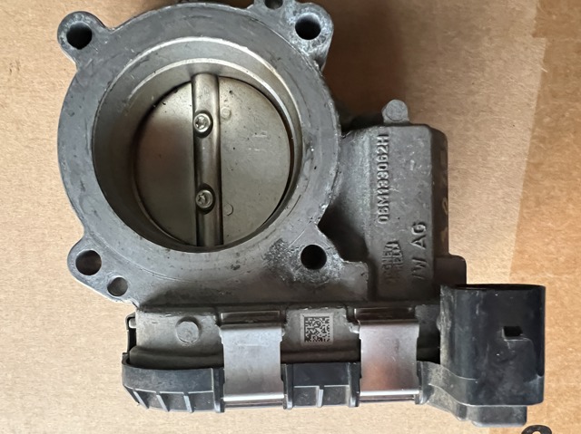 Дросільна заслінка в зборі 06M133062H VAG