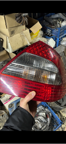 Задній правий стоп 2118202664 MERCEDES