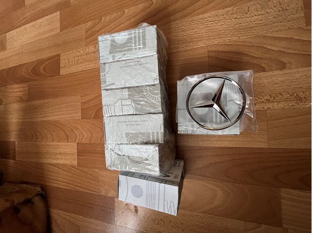 Фірмовий значок на кришку багажника 2517580058 MERCEDES