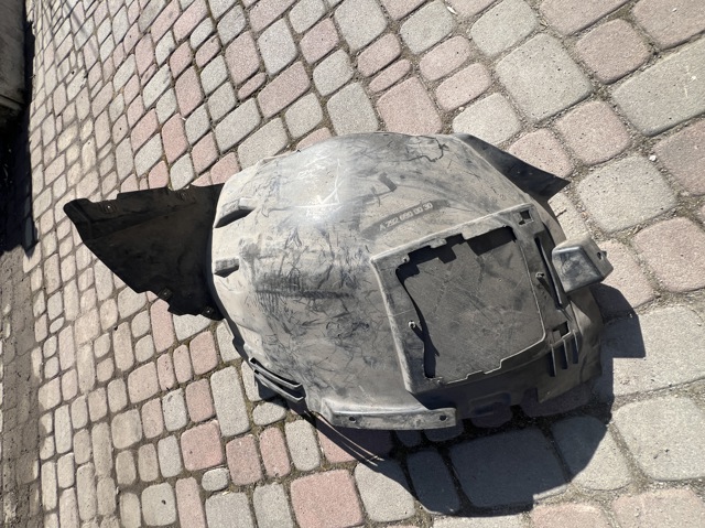 Підкрилок переднього крила, лівий передній 2926900030 MERCEDES