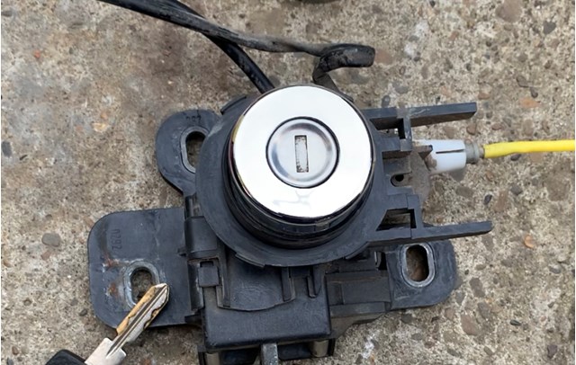 Лічинка замка кришки багажника A1407500791 MERCEDES