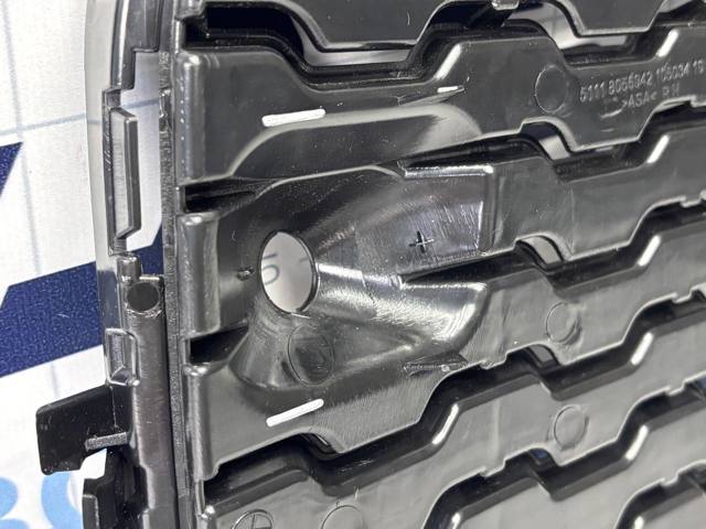Решітка переднього бампера, права 51118056942 BMW