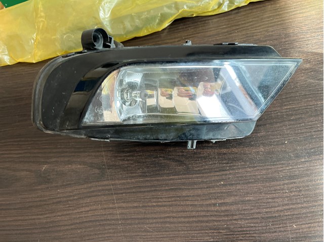 Протитуманка права 8K0941700B VAG