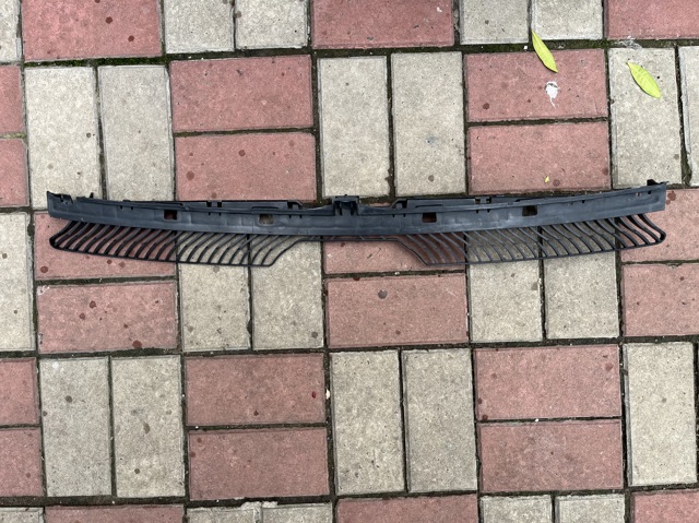 Кронштейн бампера переднього, центральний 5NA805705 VAG