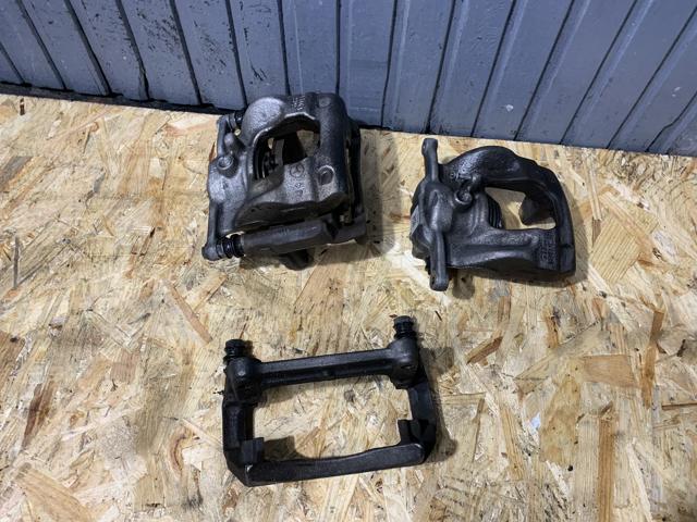 Скоба супорта переднього 410145DA0A NISSAN