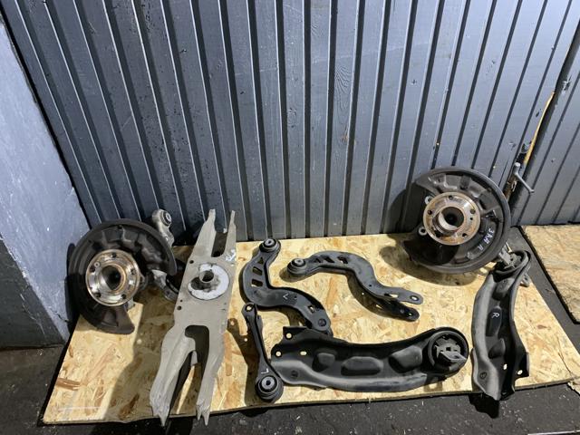Кулак поворотний правий 430185DA0A NISSAN