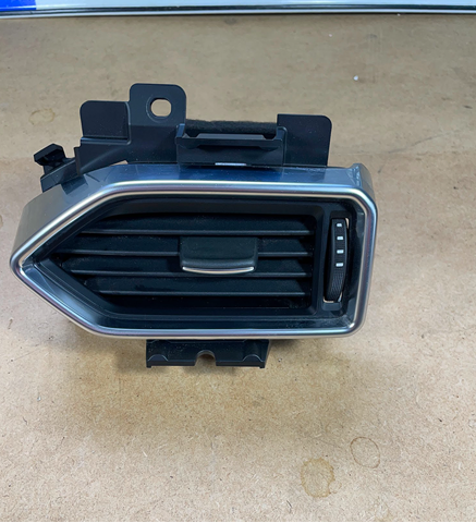 Решітка повітроводу права K12364730C02 MAZDA
