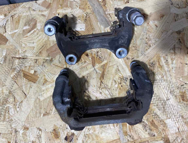 Скоба гальмівного заднього супорта KAY02629X MAZDA