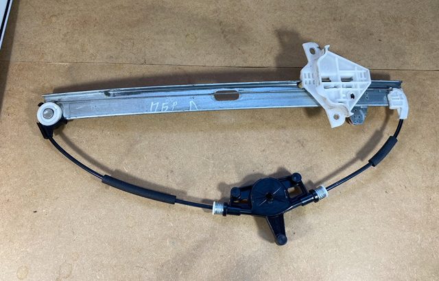 Механізм стеклопідйомника водійських дверей KB7W59590 MAZDA