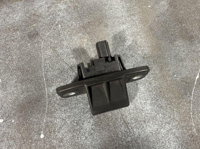 Кнопка приводу замка 3/5 дверей (ляди) / кришки багажника KB7W624B0 MAZDA