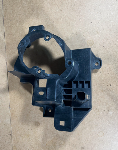 Кронштейн кріплення протитуманной фари, правої KB8B51684 MAZDA