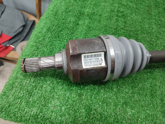 Привід передній правий 05105772AG CHRYSLER