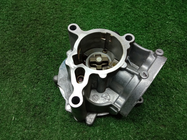 Насос вакуумний 06K145100BB VAG