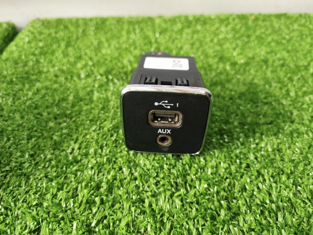 USB-розгалужувач 5XG28DX9AD CHRYSLER