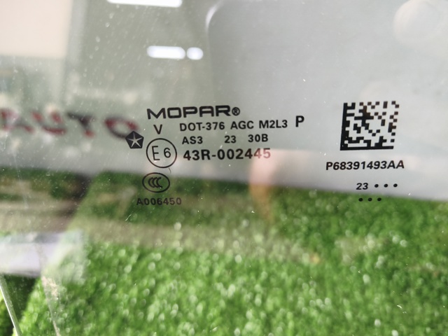 Скло заднє ліве 68391493AA CHRYSLER