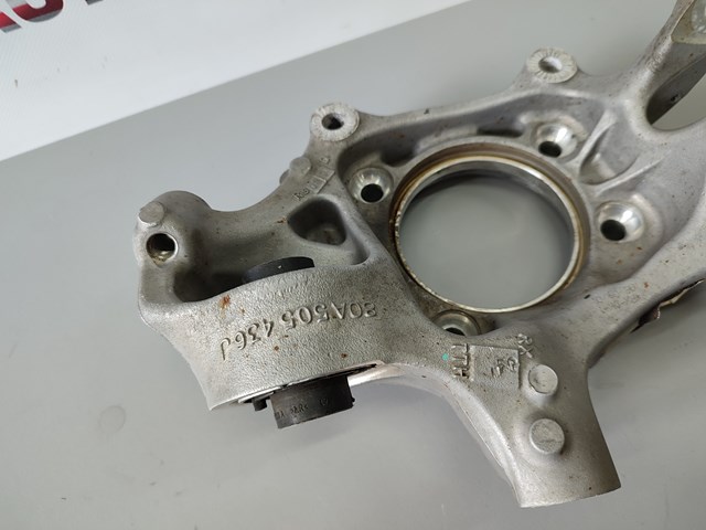 Цапфа поворотна права 80A505436J VAG