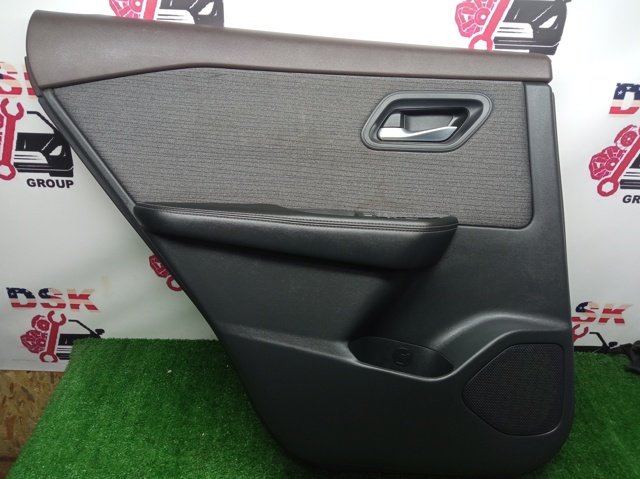 Картки обшивки задніх дверей 829A16RR7A NISSAN