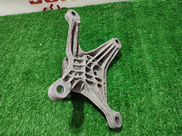 Кронштейн подушки коробки передач 8W0399118C VAG
