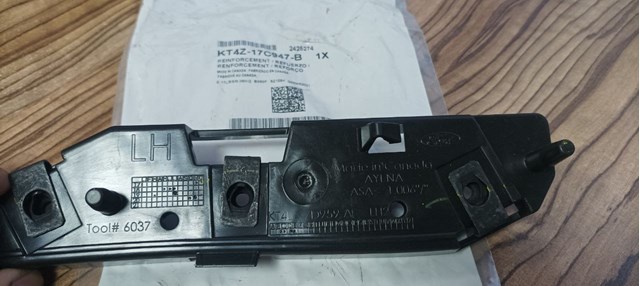 Кронштейн кріплення бампера переднього лівий KT4Z17C947B FORD