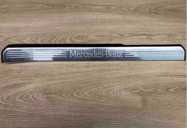 Облицювання порогу внутрішня, передні праві 2216800235 MERCEDES