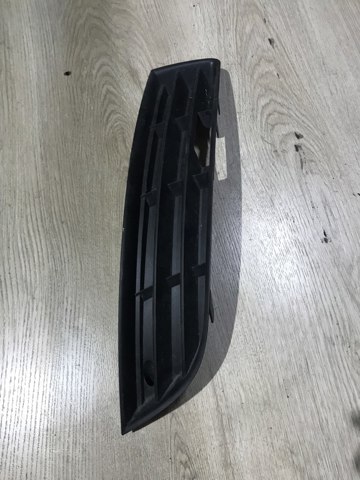 Решітка переднього бампера, права 3C0853666 VAG