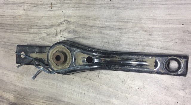 Опора двигуна задня Volkswagen Jetta 7
