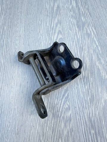 Петля заднтої двері, правої 60470AG0009P SUBARU