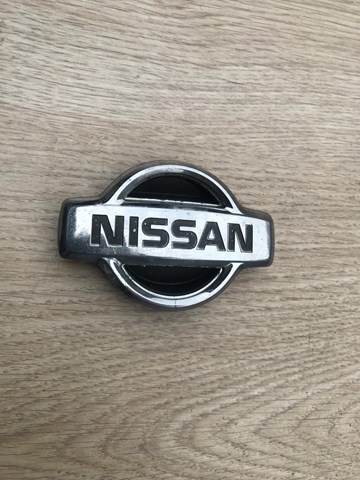 Емблема на кришку багажника, фірм.значок 848943Y500 NISSAN