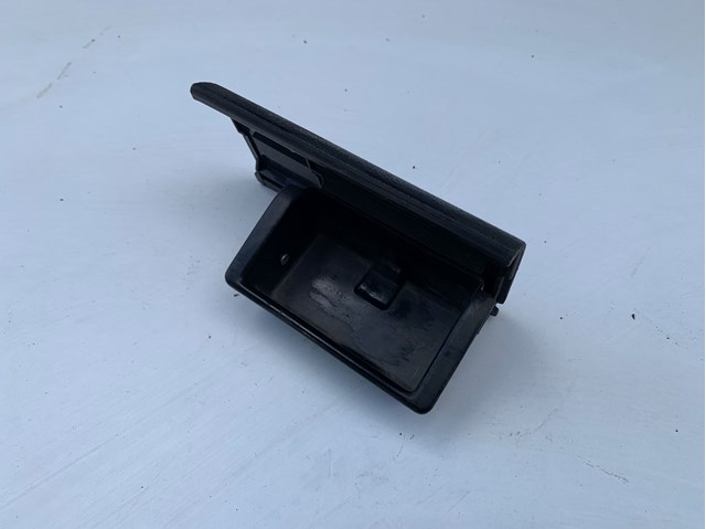 Попільничка центральної консолі 8D0857961A VAG