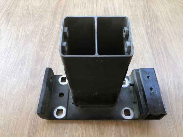 Кронштейн передньої панелі, лівий LR033057 LAND ROVER