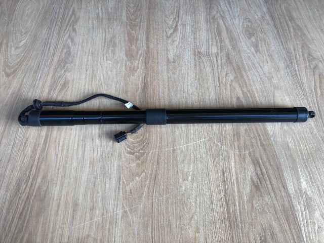 Амортизатор двері 3/5-ї задньої LR034398 LAND ROVER