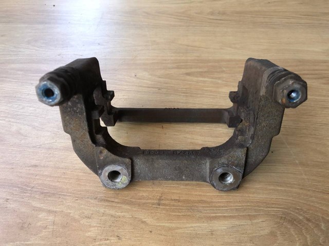 Скоба гальмівного заднього супорта LR036570 LAND ROVER