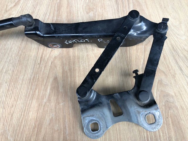 Шарнір капота правий LR036583 LAND ROVER