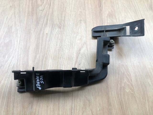 Кронштейн бампера заднього, правий LR037915 LAND ROVER
