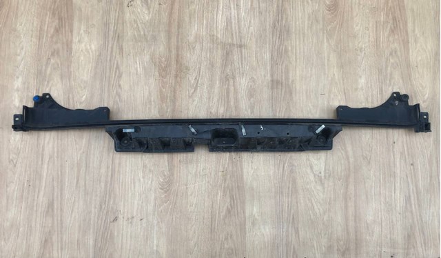 Кронштейн бампера заднього, центральний LR037923 LAND ROVER