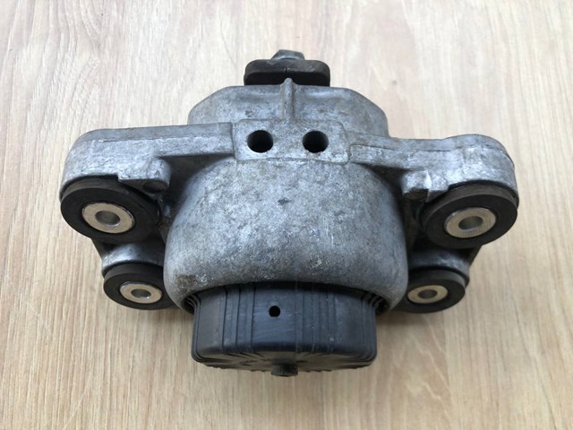 Подушка (опора) двигуна лів./прав. LR048781 LAND ROVER