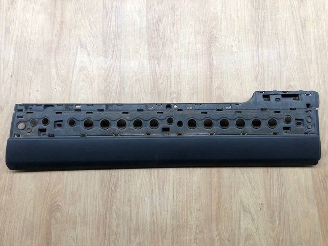 Молдинг передньої правої двері, нижній LR048804 LAND ROVER