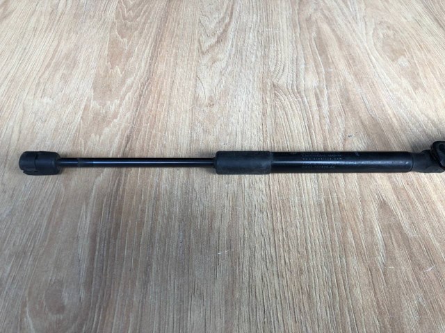 Стійка капота LR049207 LAND ROVER