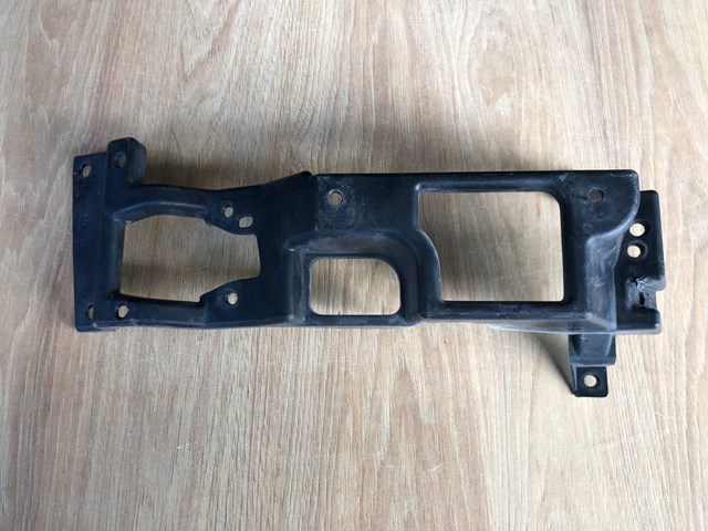 Кріплення протитуманки, лівої LR050518 LAND ROVER