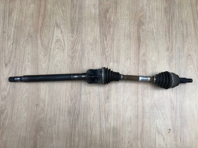 Привід передній правий LR064251 LAND ROVER