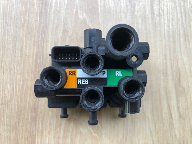 Блок клапанів регульованої підвіски, задній LR070246 LAND ROVER