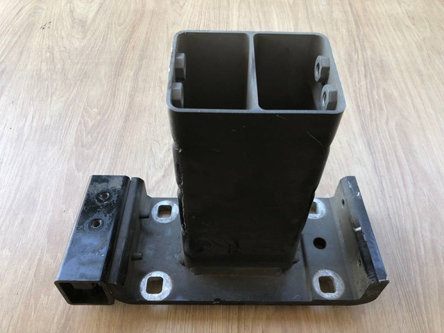 Кронштейн передньої панелі, правий LR090887 LAND ROVER